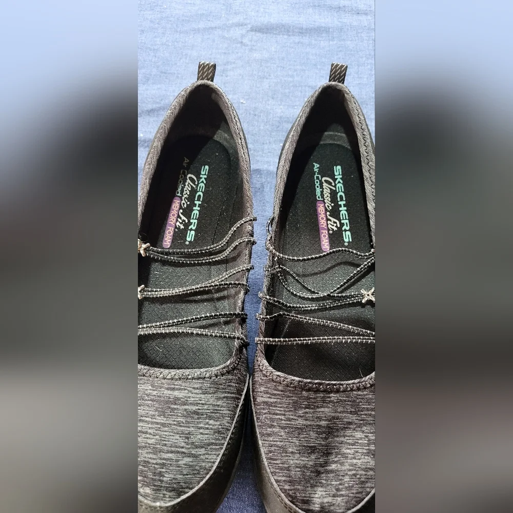 Skecher's slide on memory foam, classic fit comfort shoe - Picture 4 of 7